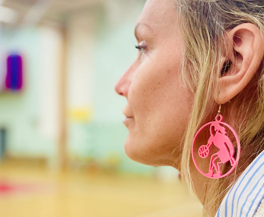 Dribblande basketspelare