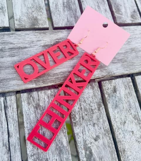 Övertänkare i röd, 3D-printade örhängen