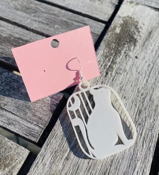 Katt i vit, 3D-printade örhängen