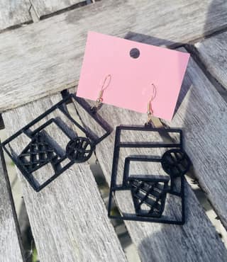 Basketbollkorg i svart, 3D-printade örhängen (bild 1)
