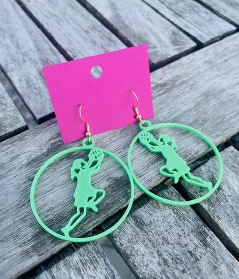 Basketbollsskytt i grön, 3D-printade örhängen (bild 2)