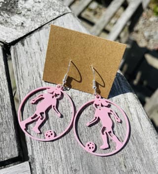 Fotbollsspelare i rosa, 3D-printade örhängen (bild 1)