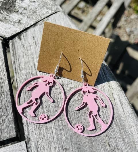 Fotbollsspelare i rosa, 3D-printade örhängen (bild 1)