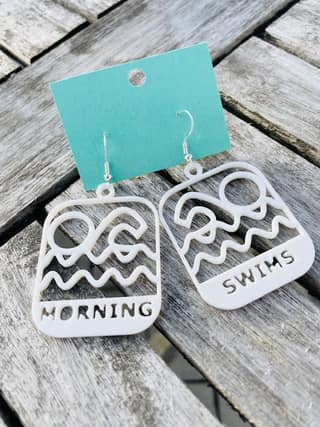 Morgonsimmare i vit, 3D-printade örhängen