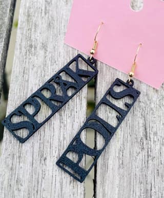 Språkpolis i svart, 3D-printade örhängen