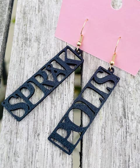 Språkpolis i svart, 3D-printade örhängen