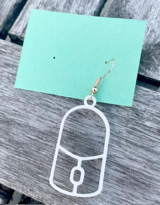 Mus i vit, 3D-printade örhängen